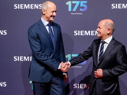 El CEO de Siemens AG, Roland Busch, junto al canciller alemán, Olaf Scholf, durante la celebración del 175º aniversario de la compañía.