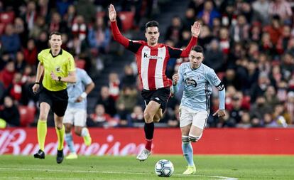 Iago Aspas conduce el balón ante Dani García.