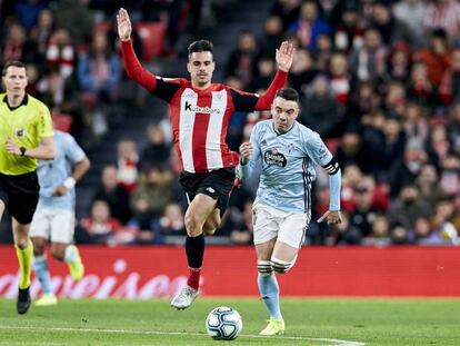 Iago Aspas conduce el balón ante Dani García.