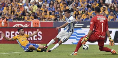 Israel Jiménez (i) pelea con un balón frente a Hirving Lozano (c)