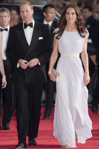 Al igual que en su boda, la Duquesa de Cambridge lució un Alexander McQueen para acudir a una gala con estrellas de Hollywood. Está claro que Kate Middleton confía en la casa inglesa para las grades ocasiones.