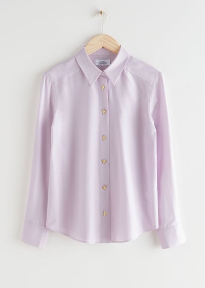 Esta camisa malva de &Other Stories lo tiene todo para convertirse en tu nuevo básico favorito: una forma clásica que nunca pasa de moda y unos originales botones dorados con forma de abeja. Su precio también hará que la quieras, con más de un 50% de descuento se queda en 39 euros.