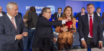 La secretaria general del PP, María Dolores de Cospedal, entre Zoido y José Luis Sanz. A la izquierda, Javier Arenas en la última junta directiva del PP de Andalucía celebrada en Sevilla.