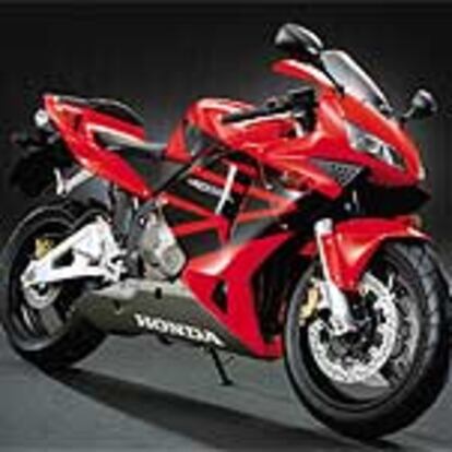 La nueva Honda CBR 600 tiene todo para convertirse en la estrella entre las deportivas de media cilindrada y aplica soluciones de la moto con la que Rossi ha ganado el Mundial Moto GP.