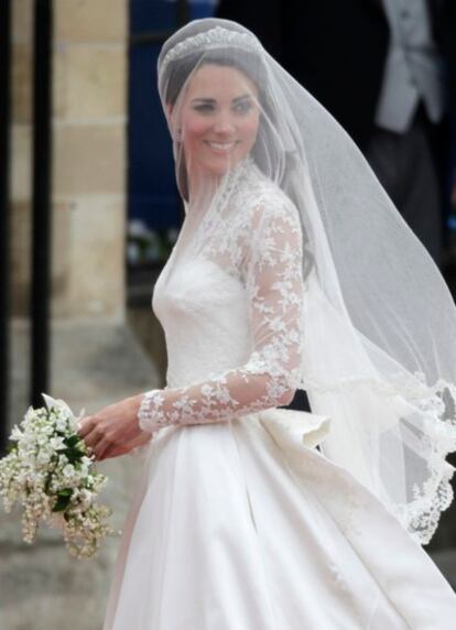 Sarah Burton, directora creativa de Alexander McQueen ha sido la elegida para vestir a Kate Middleton el día de su boda con el príncipe Guillermo de Inglaterra. El traje ha sido realizado por distintos artesanos de Reino Unido y su diseño rinde tributo a la tradición romántica: con corpiño entallado, escote corazón, manga larga de encaje Chantilly y Cluny, falda con volumen elaborada en satén marfil y blanco, una cola de 2,70 metros y un velo de tul de seda. El ramo ha sido diseñado por Shane Connolly. Está compuesto de mirto, que representa el matrimonio; lirio de los valles, como símbolo de la recuperación de la felicidad; claveles de Japón, que reflejan la galantería; jacinto, en representación de la constancia del amor y hiedra, que simboliza la fidelidad y el amor devoto.