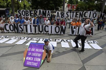 Un grupo de manifestantes opositores al Gobierno de Nicolás Maduro protesta contra la Asamblea Constituyente.