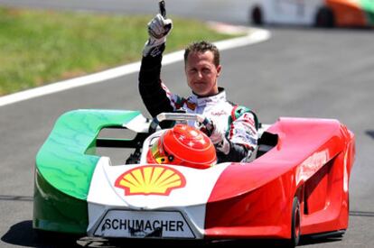 Schumacher saluda tras una prueba de karts celebrada en mes pasado.