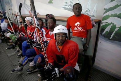 Los miembros del único equipo de hockey sobre hielo de Kenia durante una sesión de entrenamiento en la única pista de patinaje en África Oriental, en Nairobi (Kenia), el 20 de enero de 2018.