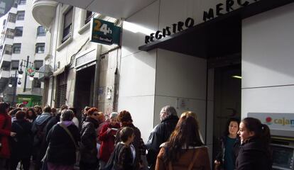 Las mujeres que han acudido en protesta contra la ley Gallardón han formado una larga cola ante el Registro.