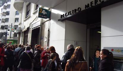 Las mujeres que han acudido en protesta contra la ley Gallard&oacute;n han formado una larga cola ante el Registro. 