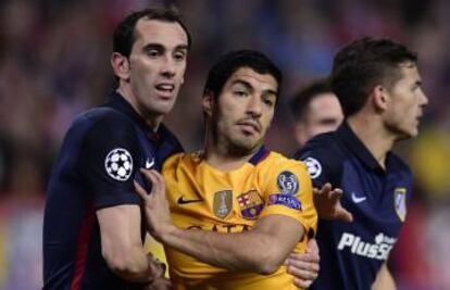 Godín y Lucas contienen a Luis Suárez.