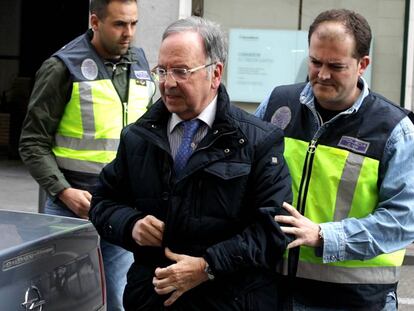 Manos Limpias head Miguel Bernad being arrested in Madrid on Friday.