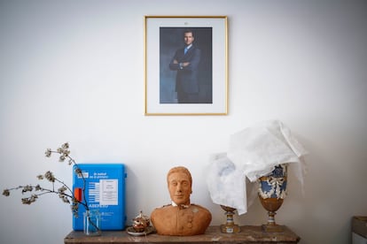 La cuarta planta del Palacio Real de Madrid alberga los 13 talleres de restauración de Patrimonio Nacional, encargados de preservar e investigar las piezas de la cultura y el arte que acopiaron los monarcas españoles. En la imagen, un retrato del rey Felipe VI en el Taller de porcelana y cristal.