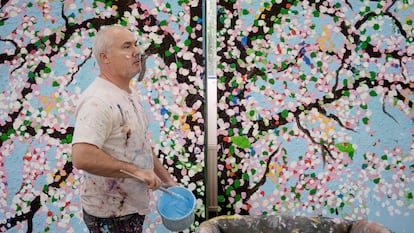 Damien Hirst pintando sus cerezos, obra que tampoco apasiona a Labanda.