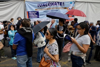 Personas esperan a las afueras del Estadio Olímpico de la Universidad Autónoma de México para vacunarse