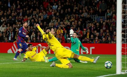 Messi marca el segundo gol del Barcelona. 