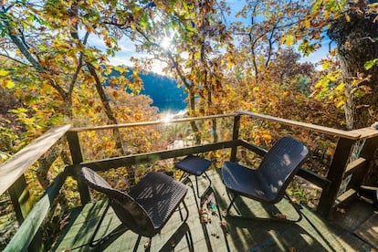 Las cabañas invitan a desayunar al sol en su balcón y a cenar en la intimidad interior al caer la noche. Y entre ambos momentos, a disfrutar del paisaje circundante y los atractivos turísticos de la sierra de Gata: desde un misterioso castillo en ruinas de la aldea medieval de Trevejo hasta la arquitectura serrana de Robledillo de Gata o los paisajes de los Canchos de Ramiro, Zona de Especial Protección para las Aves en cuyos acantilados anidan águilas reales y perdiceras, búhos reales o buitres leonados. Precio: desde 90 euros. <a href="http://www.dormirenlosarboles.es/" target="_blank">dormirenlosarboles.es</a>