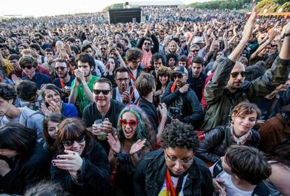 Para quien se haya perdido el Primavera Sound de Barcelona, los últimos cinco días de mayo, queda el NOS Primavera Sound de Oporto. Menos masificado, con el cartel ligeramente reducido, pero maravilloso para disfrutar de los enormes nombres que el festival catalán ha recogido en esta edición: Patti Smith, Antony and the Johnsons o Damien Rice. Para los que van, no olvidéis descubrir, al menos, este nombre: Yasmine Hamdan.