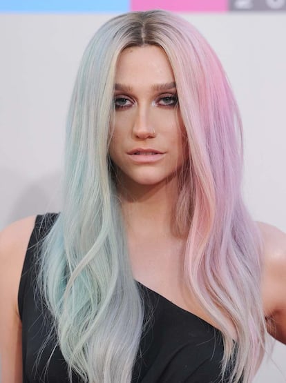 Si no te decides entre rosa o azul haz como Kesha y utiliza los dos colores, uno en cada mitad de la melena.