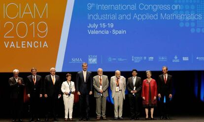 El Rey, en el centro, y el ministro Pedro Duque (derecha), con los premiados en el Congreso Internacional de Matemática Industrial y Aplicada.