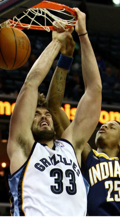 El jugador de Grizzlies Marc Gasol anota una canasta ante Brandon Rush, de los Pacers de Indiana.