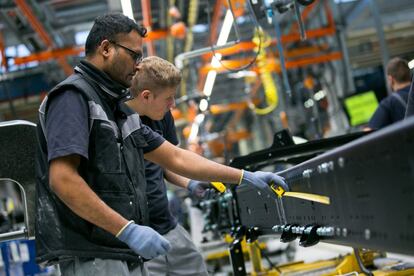 Dos empleados del fabricante de camiones MAN, en la principal planta industrial de Volkswagen en M&uacute;nich (Alemania).