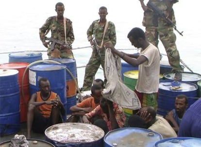 Policías de Puntlandia, una región de Somalia autodeclarada independiente, vigilan a un grupo de piratas capturados en la población de Bassaso.