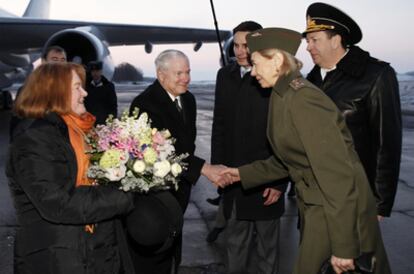 Robert Gates saluda a una militar rusa a su llegada al aeropuerto de San Petersburgo.