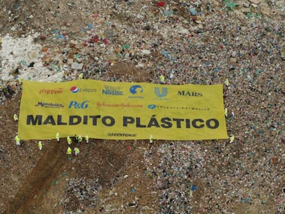 Pancarta gigante desplegada en Valdemingómez.