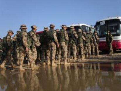 Varios militares españoles se dirigen a un autobús para iniciar su regreso a casa. EFE/Archivo