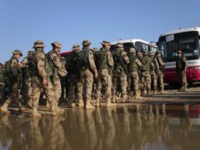 Varios militares españoles se dirigen a un autobús para iniciar su regreso a casa. EFE/Archivo