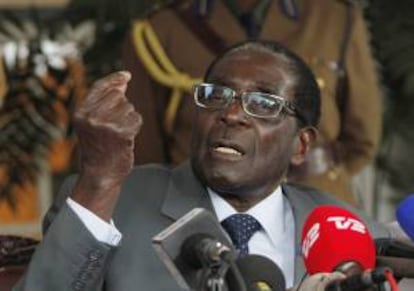 El presidente de Zimbabue, Robert Mugabe, dirigiéndose a la prensa en la Residencia Oficial en Harare, capital de Zimbabue. EFE/Archivo