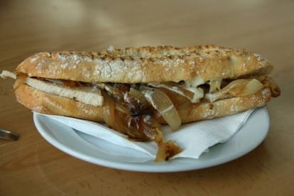 Bocadillo de lomo y queso para los muy 'cebollistas'