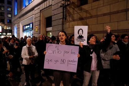 Una manifestante sostiene una pancarta en la que se puede leer "grito pot las que ya no pueden", durante la concentración frente al Ministerio de Justicia en Madrid.