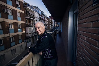 Antonio Carpallo, que denuncia abusos en un colegio de los salesianos en Sevilla, uno de los casos incluidos en el informe de EL PAÍS, en su casa, en Madrid.