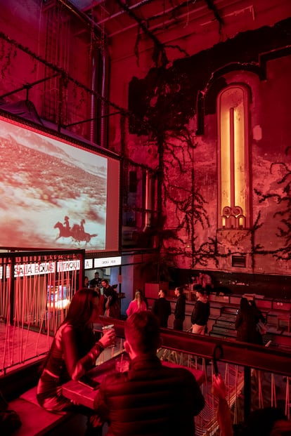 El interior de la Sala Equis, ubicada en el número 4 de la calle del Duque de Alba. Hoy este lugar es un bar con un pequeño espacio para proyecciones que ocupa lo que hasta hace unos años era un cine para adultos.