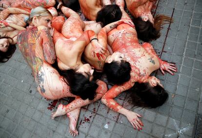 Los manifestantes se han tumbado en el suelo amontonados unos encima de otros, imitando cómo quedan los cuerpos de los animales sin vida una vez que les han arrancado la piel, según ha informado Animal Naturis.