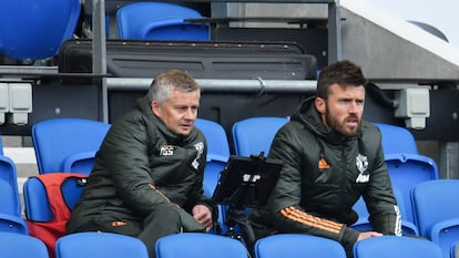 Solskjaer e Michael Carrick, em 26 de setembro no estádio do Brighton.