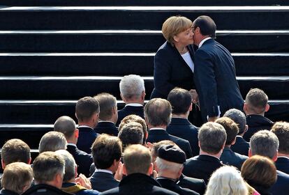 El 22 de enero de 2013 se cumplirá medio siglo de la firma del Tratado del Elíseo: Francia y Alemania acordaron cooperar y enterrar su enemistad tras la II Guerra Mundial. En septiembre de 1952, De Gaulle visitó Alemania por vez primera y en Ludwigs­burg habló ante miles de jóvenes. Merkel y Hollande se han reunido allí este septiembre para inaugurar el año de actos de tal reconciliación y escenificaron la suya propia, en una relación política fría. “Hoy”, dijo Merkel, “los europeos estamos unidos, para nuestra fortuna”. Los mandatarios no alcanzaron ningún acuerdo, pero dejaron claro que sus países son “el corazón de Europa”, que desean avanzar unidos en la integración y que incluso acercarán posiciones en asuntos como el pacto fiscal que asegure la política de austeridad ante la crisis de la deuda. La UE recibió el Nobel de la Paz este año.