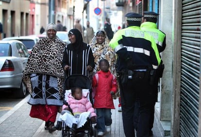 Una familia de inmigrantes pasea por una calle de Salt.