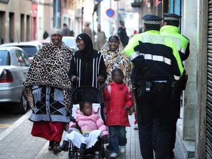 Una familia de inmigrantes pasea por una calle de Salt.