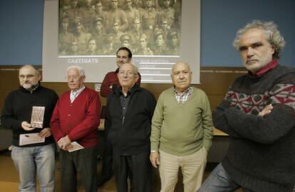 Los realizadores del documental, ayer, junto a tres hijos de fusilados por el franquismo.