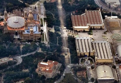 Vista aèria del MNAC, a l'esquerra, i els pavellons de Victòria Eugènia (a dalt) i Alfons XIII (a baix).