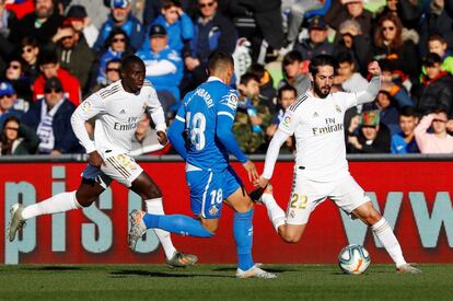 El jugador del Real Madrid, Isco, regatea a Mauro Arambarri, del Getafe.