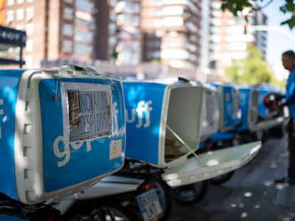 Empleados de la plataforma Gopuff en el supermercado de la calle Potosi en Madrid.



Foto: Inma Flores