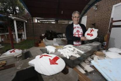 El peregrino Manuel Rossi muestra las conchas que realiza en su casa.