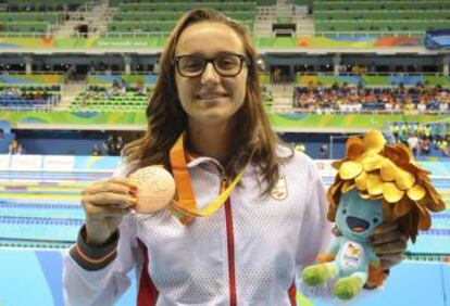 María Delgado con la medalla de bronce en los 100 metros espalda.