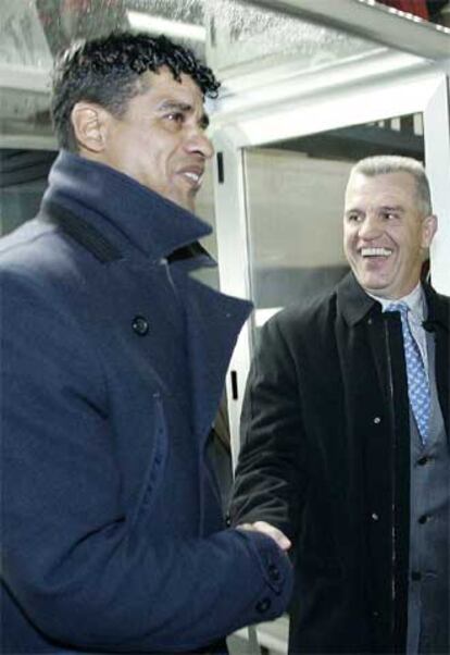 Frank Rijkaard y Javier Aguirre se saludan en el partido del pasado domingo.