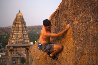 Las melancólicas ruinas de Hampi, en Karnataka, al suroeste de la India, aparecen mencionadas en el Ramayama como Kishkinda, el reino de los dioses mono. Además de unos 3.700 monumentos desperdigados en cerca de 36 kilómetros cuadrados, la zona es famosa entre los escaladores por sus bloques de granito.