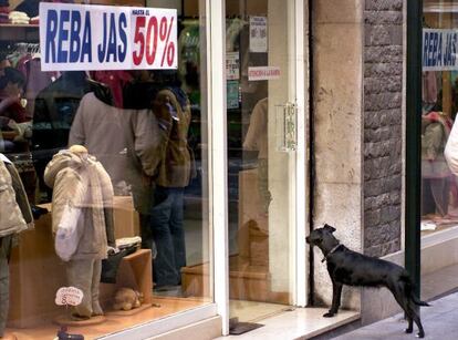 Un cartel de rebajas en una tienda de Murcia.